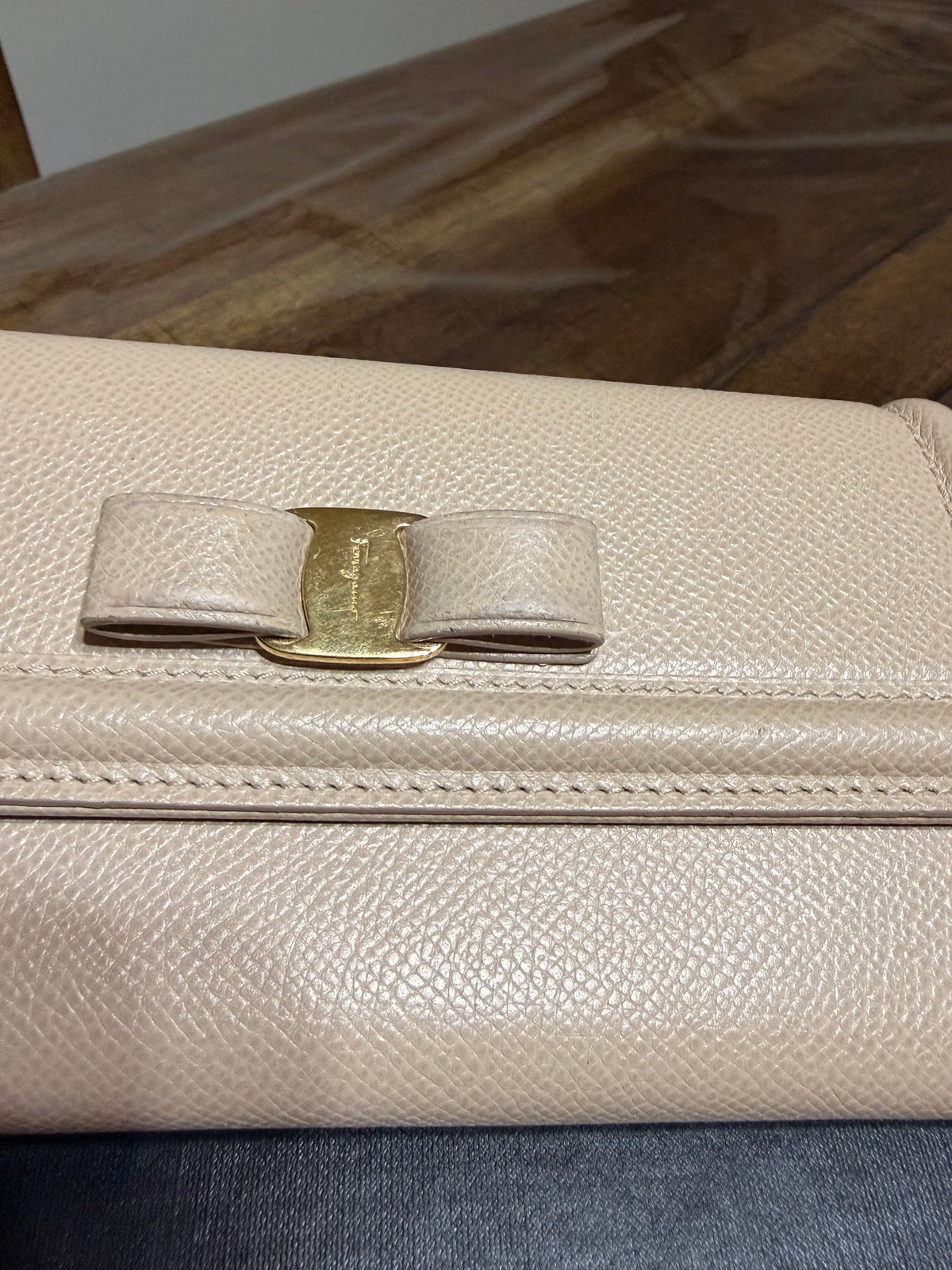 Ferragamo Fiocco Cuir Rose Fermoir Wallet