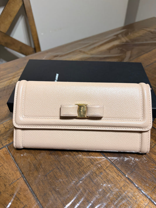 Ferragamo Fiocco Cuir Rose Fermoir Wallet