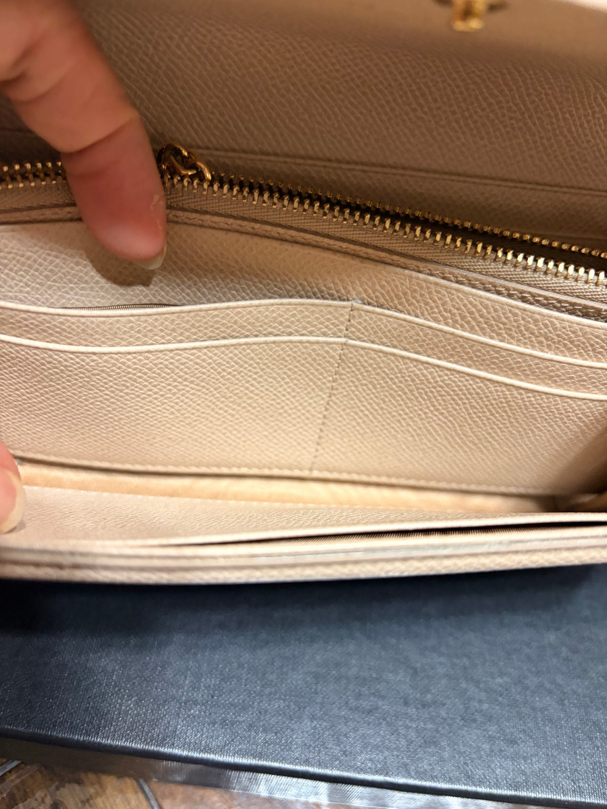 Ferragamo Fiocco Cuir Rose Fermoir Wallet