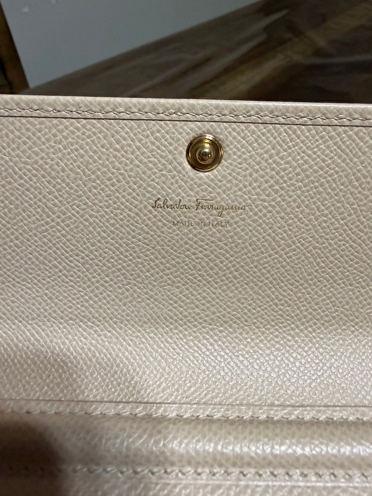 Ferragamo Fiocco Cuir Rose Fermoir Wallet
