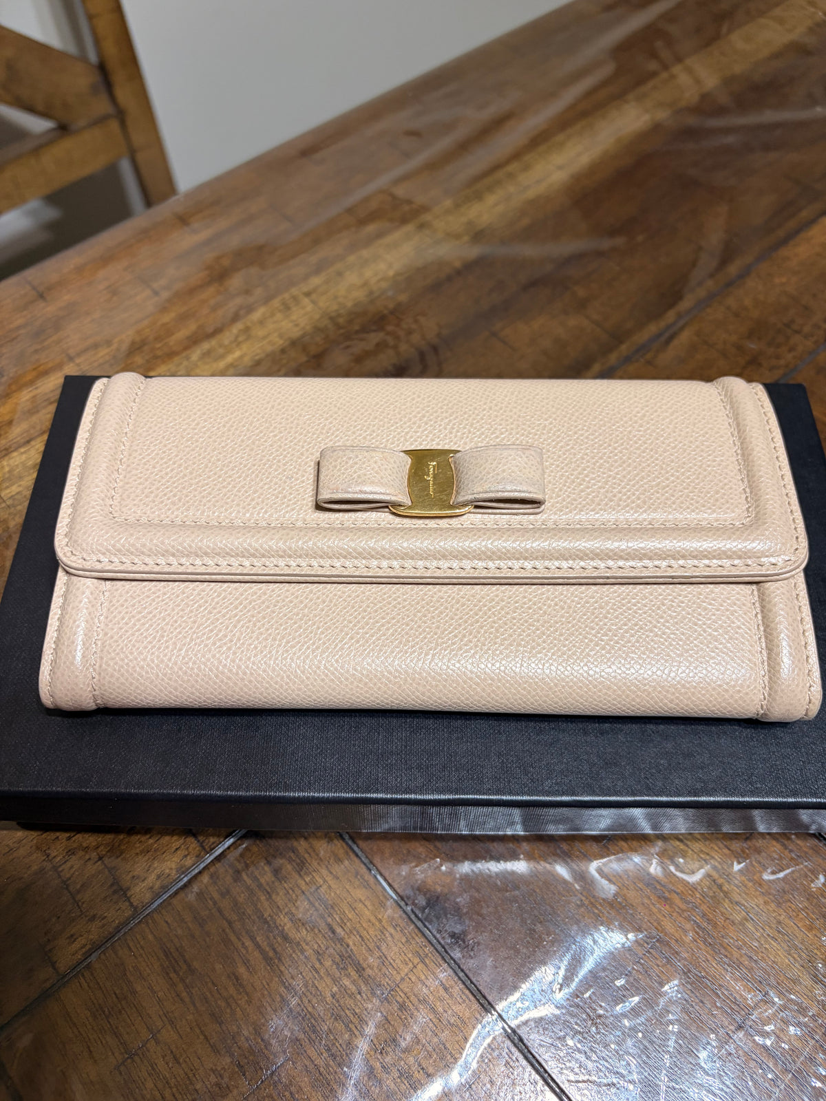 Ferragamo Fiocco Cuir Rose Fermoir Wallet