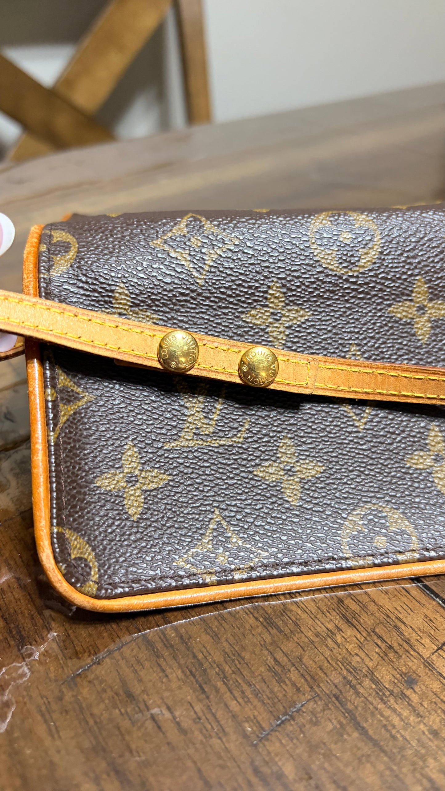 Pochette Twin GM in Monogram