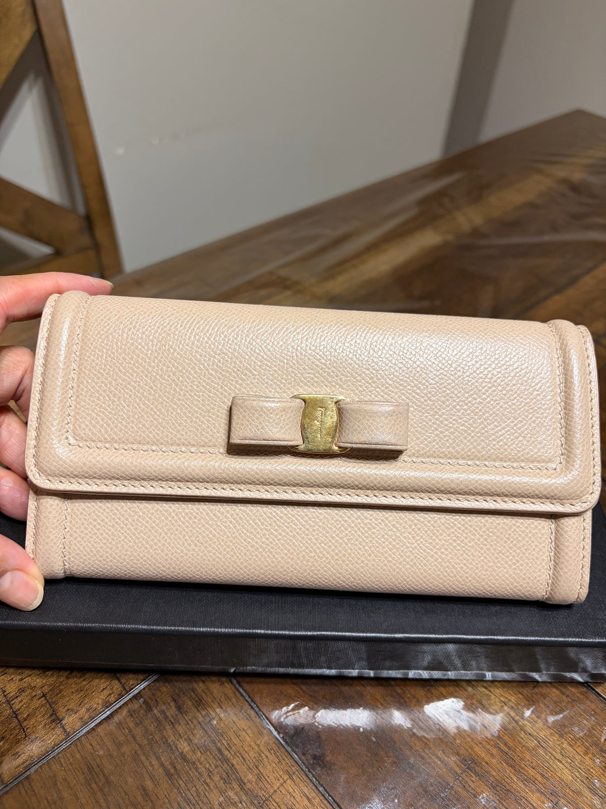 Ferragamo Fiocco Cuir Rose Fermoir Wallet