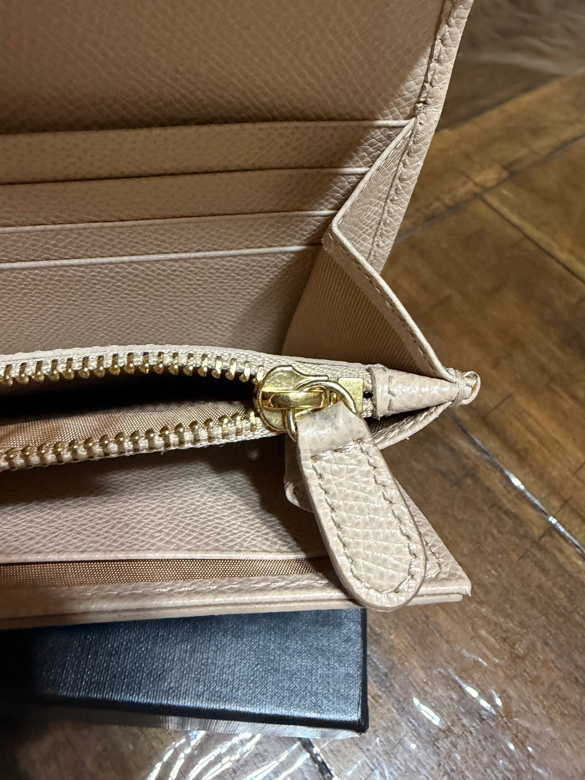 Ferragamo Fiocco Cuir Rose Fermoir Wallet